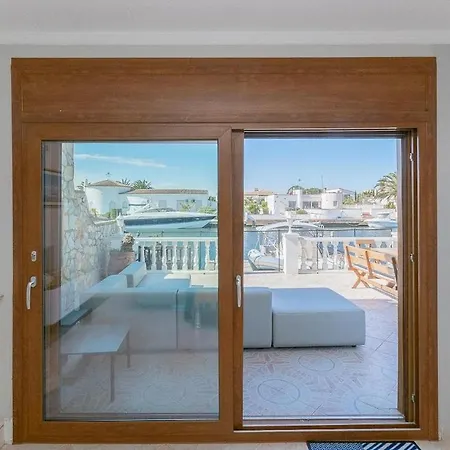 Casa Canal Azul Holiday home Roses